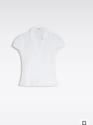 Vit kortärmad blus med krage - Stilren vit blus med korta ärmar och klassisk krage. Såå fin men tyvärr för liten för mig. Endast testad!!