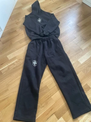 Svarta mjukisbyxor med hoodie  - Säljer ett par svarta mjukisbyxor med hoodie. Det är Brazil tracksuit utan stars väldigt bra material och är bekväm 