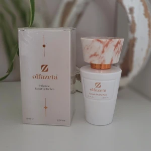 Chogan 053 Extrait de Parfum – Helt ny!  - Italiensk kvalitet med 30% äkta parfymoljor för grym hållbarhet som sitter hela dagen. Doftfamilj: Samma lyxiga, pudriga och fantastiskt feminina familj som Narciso (White Cube) från Narciso Rodriguez. Otroligt elegant! Noter: Vit gardenia, bulgarisk ros, lyxig mysk, cederträ & vetiver. Ny och oöppnad. 