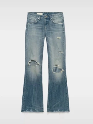 Blå slitna bootcut jeans från Zara, trendiga  - Säljer ett par blå bootcut jeans från Zara med slitningar och hål på benen för en trendig, avslappnad look. Jeansen har råa kanter nertill och klassisk femficksdesign. Perfekta för dig som gillar en edgy och modern stil. Jag köpte det, provade, tog bort lappen och ångrade mig 😭