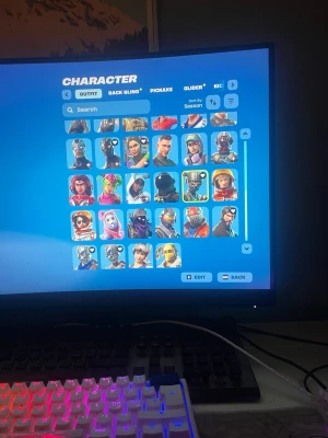 Fortnite konto  - Säljer detta maxade konto för endast 300 kr kontot har rare saker tex lvl 100 seosen tre fyra och 5 full omega full Ragnarök med mera bara höra av sig vid intresse kontot kommer över direkt efter du swishat