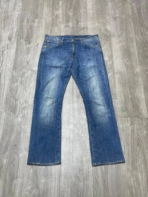 Vintage Levi’s 527 Bootcut - Vintage 527 Levi’s bootcut jeans. Skick mycket bra med fin wash och fade. Snygga slitningar här och där, etikettens färg har flagnat (se bild). W33 L30. Lägre pris vid snabb deal. Skriv vid funderingar eller för fler bilder🙌
