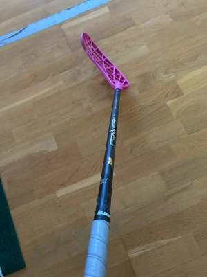 Zone innebandyklubba  - En helt oanvänd Zone power klubba med ett helt oanvänt air 2 blad i färgen magenta även en helt ny linda på också ifrån demonz. Klubban har 27 flex och är 100cm lång. Kan byta till annan färg på bladet och annan modell.                                    Skicka om ni har några frågor om pris osv //isak