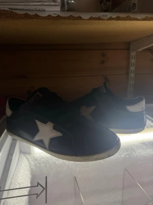 Golden goose superstars - Riktigt feta vilden goose super-stars i gott skick inga synliga skador förutom det under sulan, inget som påverkar användningen. Kartong och dustbag ingår från inköp. Skicka 8,5/10!