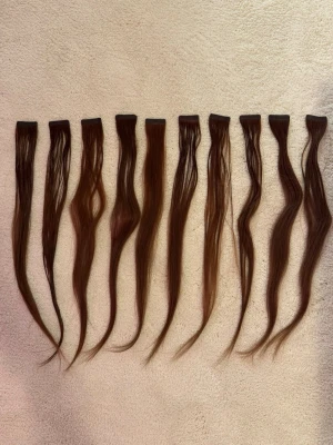 Billigt premium löshår - Tape löshår från myextensions i deras bästa kvalite luxury. Totalt 10 par slingor vilket räcker till en hel hårförlängning. Håret är enkelt att sätta in och du kan återanvända det hur många gånger du vill. Obs. Tejpen ingår ej. Använt men i väldigt fint skick. Ute på flera sidor- passa på!