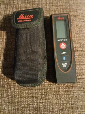 Leica Disto D110 avståndsmätare - Laseravståndsmätare Leica Disto D110 med svart och röd design. Kommer med tillhörande svart fodral. Utrustad med Bluetooth och tydlig display, perfekt för att mäta avstånd snabbt och smidigt. Smidig och kompakt modell för enkel användning. Den är i mycket bra skick och sparsamt använd. Nypris runt 2500:- och upp.