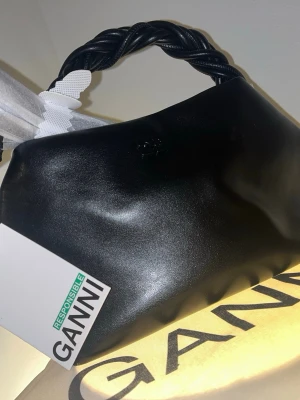 Svart handväska med flätat handtag Ganni - Ganni väska. Nytt skick. Funkar med allting.