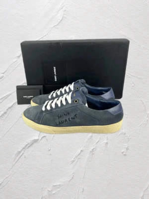 Blå Saint Laurent SL/06 skor  - Hej! Nu säljer vi dessa SL/06 Saint Laurent skor i as bra skick, allt og följer med,storlek 41 1/2.  MVH Emil 
