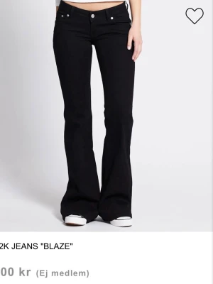 Lager 157 blaze jeans  - Säljer ett par svarta bootcut jeans med låg midja och klassisk femficksmodell. Jeansen har vida ben och sitter tight upptill. 