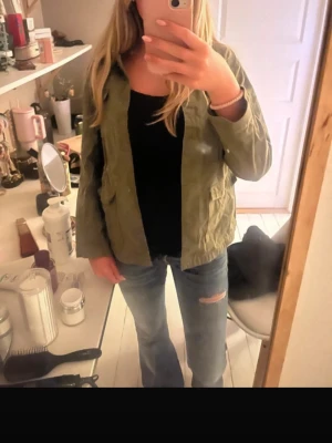 Olivgrön jacka - en grön jacka från kappahl i storlek 158, endast använd några få gånger och har inga defekter.