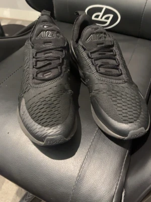 Nike 270 - Nike 27c använda har ett litet hål bara vid sidan syns inte annars så är det inget fel.