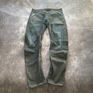 Herrmörkblå G-Star Curved vintagejeans i storlek W33 L32 - Mörkblå curved-jeans från G-Star med vintagekänsla.  Mått 📏 Midja: 43 cm Benslut: 18 cm Lår: 32 cm Totallängd: 107 cm Måtten hittas även på bilderna  Leverans inom ett dygn Genom att sätta ihop ett paket sparar du på priset och fraktkostnaderna Ytterligare information finns på min profil