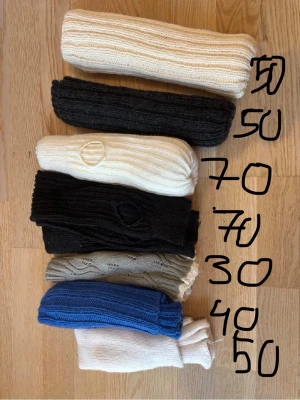 Mix av benvärmare i olika färger och längder - Säljer en mix av benvärmare i olika färger och längder, kontakta om du har några frågor, om längd och pris. Priset varierar på modell. ~30-70kr
