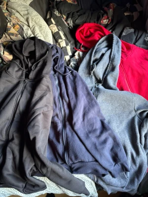 Säljer 4 pack hoodies - säljer ett 4 pack hoodies strl L men passar M, vill inte ha dem längre, perfekta för varma/svala dagar, den blåa är använd mest den är nopprig och den grå var nopprig när jag köpte de och den röda är aldrig använd samt den svarta, inga hål eller märken, köptes på shein för typ 300-400, inget fast pris