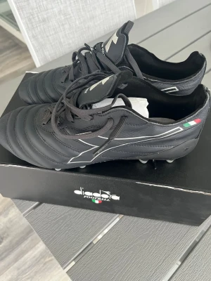 Diadora fotbollsskor - Diadora Brasil Elite Tech LPX. Storlek UK 7,5, EUR 41 För hårt underlag samt konstgräs. Använda endast 1-2 träningar. Nypris 2800kr