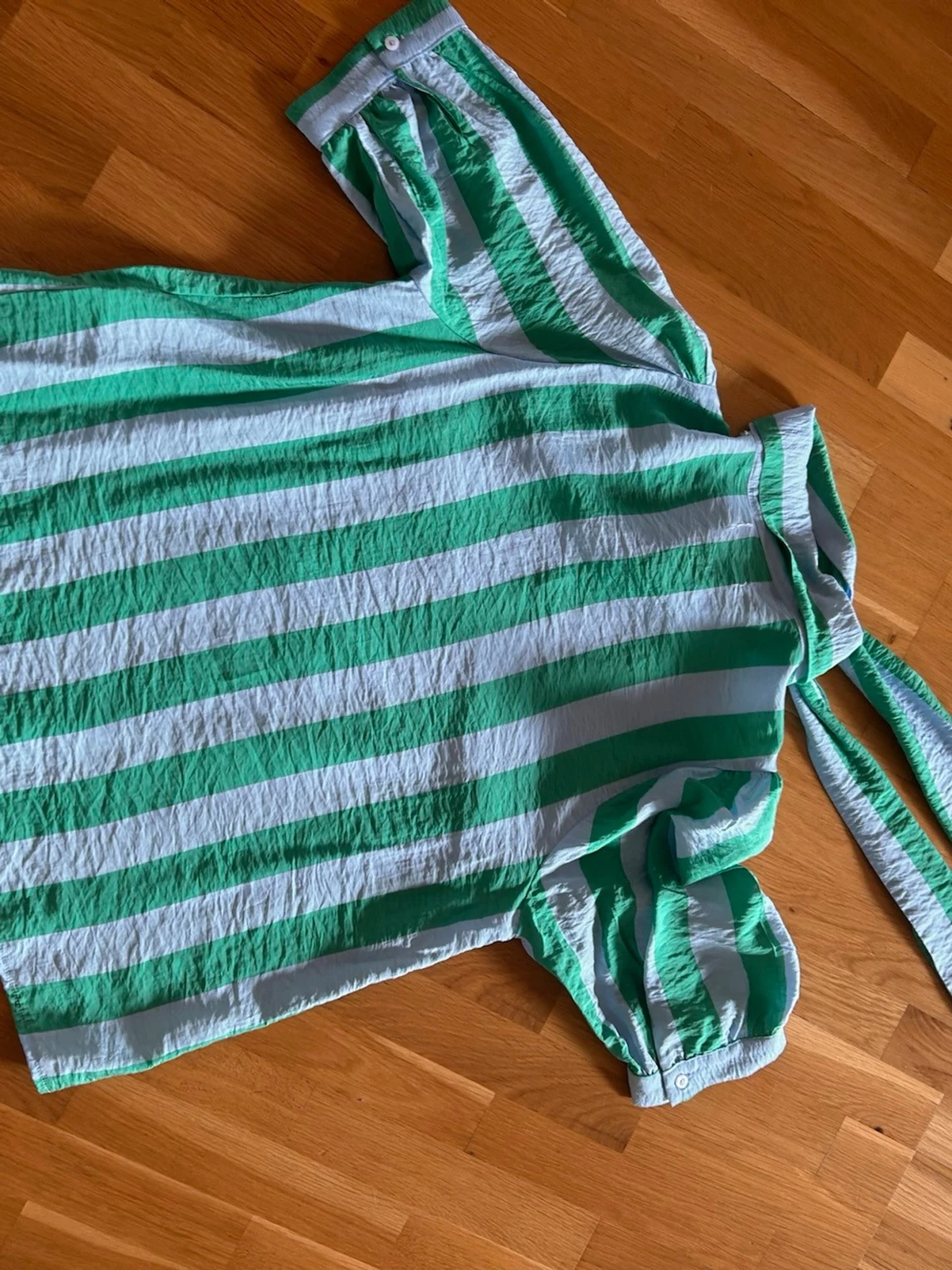 Grön- och blårandig blus med knyt - 1