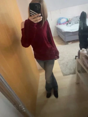 Offshoulder tröja - Enkel och stilren mörkröd Offshoulder långärmad tröja i mjukt material. Tröjan har en avslappnad passform och rund halsringning, perfekt att matcha med jeans eller kjol. Passar dig som gillar basic men ändå vill sticka ut lite med färg.❤️