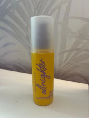 Urban Decay All Nighter setting spray - Urban Decay All Nighter face mist med gul flaska och lila text. Innehåller vitamin C och cactus flower water för en fräsch känsla. Settingsprayen har 3/4 kvar(se bild) 118 ml flaska.