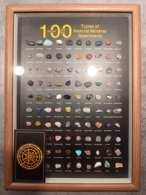 Tavla med 100 mineralprover - Snyggt inramad samling med 100 olika naturliga mineralprover, varje sten är namngiven och placerad på svart bakgrund. Träram med glasfront. Perfekt för dig som gillar geologi, kristaller eller vill ha en unik inredningsdetalj.