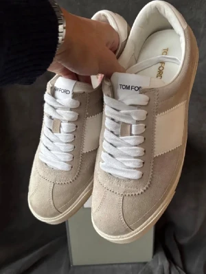 Tom Ford skor  - Tom Ford bannister sneakers i nyskick, storlek 42, box ingår. Hör av er vid funderingar!