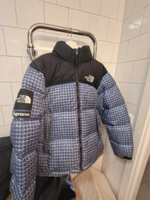 Supreme x The North Face dunjacka - Storlek: M (passar både tjej och kille) Jackan är i mycket bra skick Kvitto finns! 