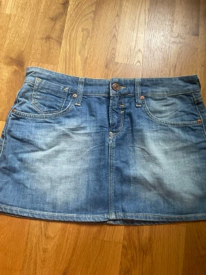 Jeanskjol - Jättefin jeanskjol, uppskattad storlek S/m men fråga gärna om mått 