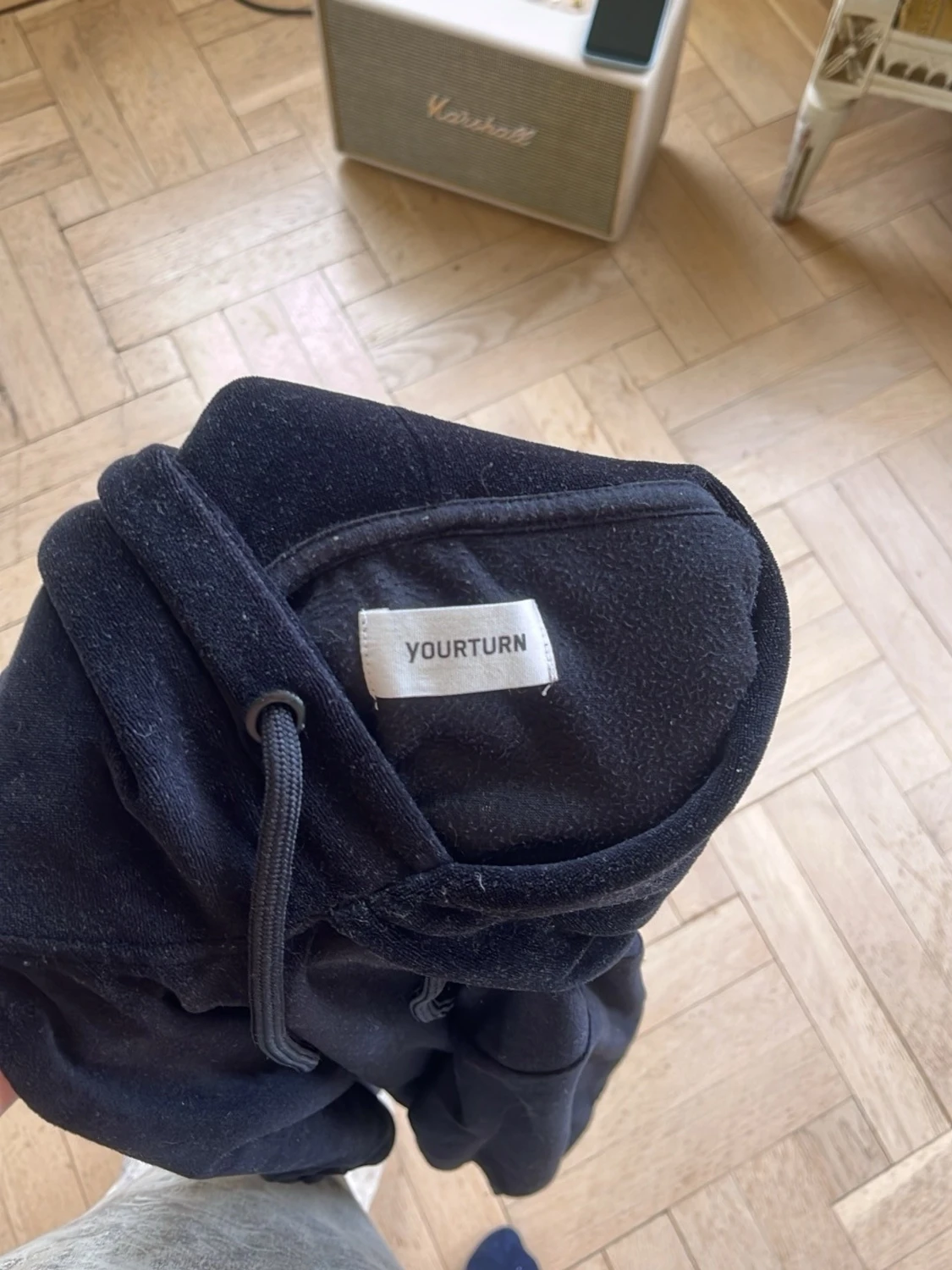 Svart hoodie i mjuk velour - 2