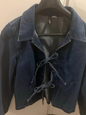 Jeans jacka  - Fin jacka , i storlek M. Mycket bra skick .