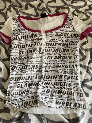 Dolce & Gabbana tshirt - Snygg topp från Dolce & Gabbana! Fint skick. Står ej storlek men gissar på S