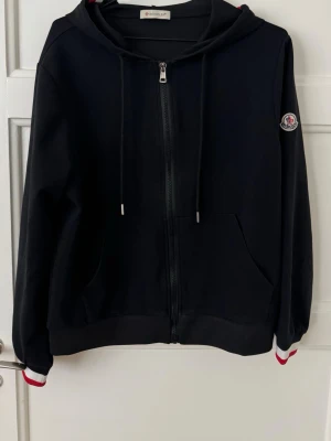 Moncler - Säljer min svarta moncler kofta använd några gånger inget problem med den inga solbränd storlek S men kan även passa som storlek M