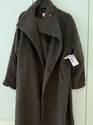 NELLY High Collar Belted Coat storlek S - Den virala NELLY High Collar Belted Coat storlek s oanvänd nypris 999kr säljs för 700 färg brun