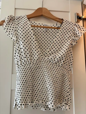 Topp från h&m - Prickig topp från hm helt slutsåld på hemsidan i storlek xs💞