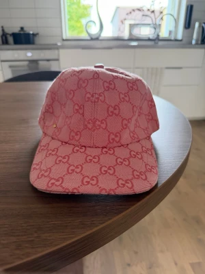 H&M - En väldigt snygg rosa keps som är helt oanvänd och matchar till väldigt många outfits och materialet är väldigt bra kvalite för 499kr men priset kan diskuteras. Den är i storlek M men den går att justera på ett väldigt smidigt sätt.