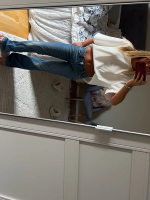 Blå bootcut jeans med hög midja - Säljer dessa utsvängda mörkblåa jeansen från weekday! Jättefint skick och sitter bra på mig som är 161!