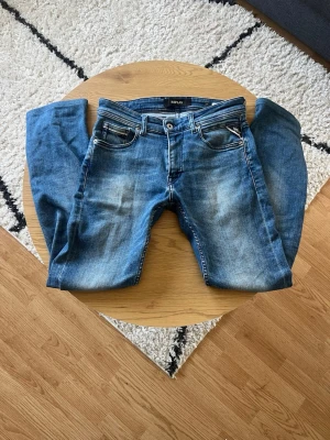Ljusblå Replay - Tjena👋 Säljer dessa snygga ljusblå jeans från Replay med klassisk femficksmodell och slitningar framtill i storlek W29 L32 i Grover modell🤩 Jeansen har raka ben, normal midja och detaljerade sömmar på bakfickorna😮‍💨Perfekta för en avslappnad och trendig stil🧼 Meddela gärna vid frågor!📩