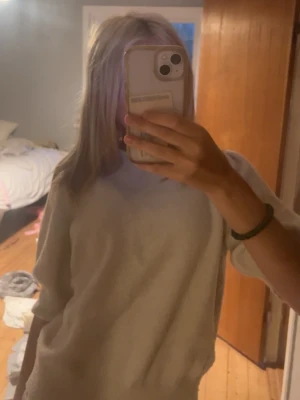  stickad tröja med kort ärm - Stickad tröja från vero Moda inte andvända mycket jätte skön!💗