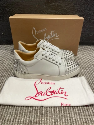 Christian Louboutin skor  - Hej, säljer nu dessa svin snygga Christian Louboutin skor. Skorna är i grymt skick!  Begränsat antal boxar och dustbag. Hör av dig vid frågor.