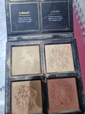 Highlighterpalett med fyra nyanser - Snygg highlighterpalett med fyra skimrande nyanser: Fiji (ljus champagne), Seychelles (guldig), Tahiti (bronzig) och Zanzibar (roséguld). Perfekt för att skapa glow och dimension i ansiktet. Pudret har en silkeslen formula och kommer i en fyrkantig svart förpackning.