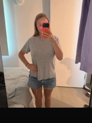 Fin cashmere tshirt - Så fin cashmere tshirt, knappt använd! Kan gå ner i pris vid snabb affär!🥰