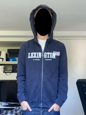 Lexington zip-hoodie - En snygg marinblå zip hoodie från lexington i storlek M. Han på bilderna är 179 cm. Tröjan är i gott skick, smått urtvättad. Har du några frågor? Fråga på