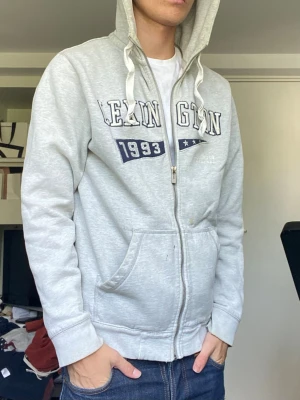 Grå zip hoodie från lexington - En riktigt snygg zip hoodie från lexington i storlek M. Tröjan är i helt okej skick, se bild 5/6. Han på bilderna är 179 cm. Har du några frågor? Fråga på