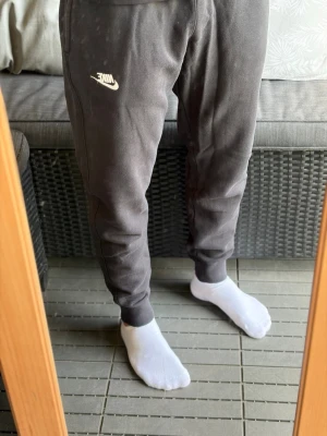 Mjukisbyxor Nike - Säljer denna mjuka sköna mjukisbyxa från Nike i storlek S. Passar dig mellan 170-180cm. Inga defekter alls! Bara att skriva vid funderingar!🌟