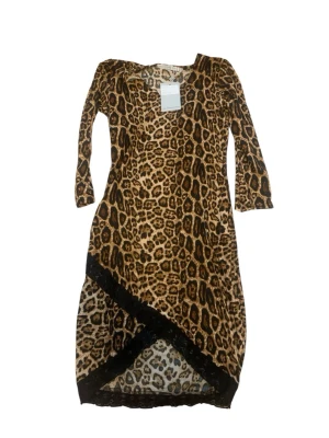 Leopardmönstrad klänning med spetsdetaljer y2K  - Jättefin! Den är helt oanvänd och har prislapp/etikett kvar :) Orginal pris: 480kr, mitt pris: 99kr!! (Passa på att fynda) står storlek: S-S/M (se näst sista bild) 