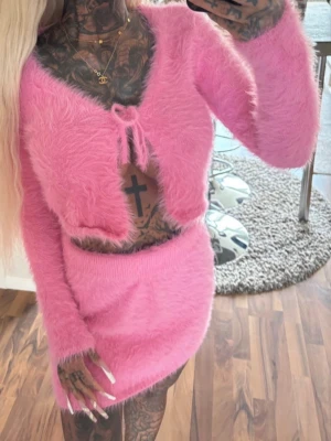 Set med tröja + kjol  - Rosa set med tröja + kjol, endast använd vid ett tillfälle 💋 ▪️ TikTok - Ginise  