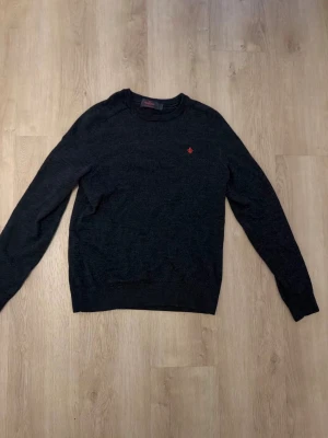 Morris tröja S - Säljer en Morris tröja i storlek S. Mörk grå färg med röd Morris-logga på bröstet. Använd men i bra skick. Säljes då den inte används längre.