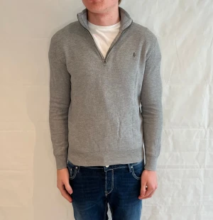 Polo Ralph Lauren Half Zip Grey Men's - Grå hoodie/half zip i bomull, begagnad i mycket gott skick.