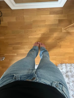 Ljusblå bootcut jeans från Zara - Säljer ett par ljusblå jeans med bootcut passform, storlek 34 från Zara