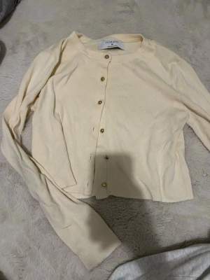 Kofta - Gul kofta från primark! Passar till massa outfits💕väldigt liten i storlek