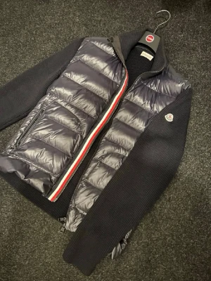 Moncler cardigan tricolor  - Moncler cardigan i mycket bra skick. Endast använd fåtal gånger. Storlek L men passar även M. Nypris 11.000kr.  Skicka meddelande vid frågor. Priset går att diskutera något vid SNABB OCH SMIDIG affär. 