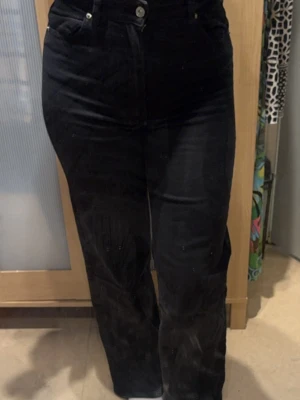 Svarta raka jeans - Svarta raka jeans med högmidja. Från hm divided 36/38 passar